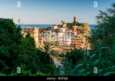 Sonnenuntergang in Vernazza, Cinque Terre, Ligurien, Italien Stockfoto