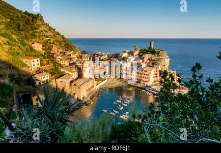 Sonnenuntergang in Vernazza, Cinque Terre, Ligurien, Italien Stockfoto