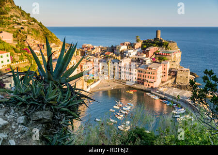 Sonnenuntergang in Vernazza, Cinque Terre, Ligurien, Italien Stockfoto