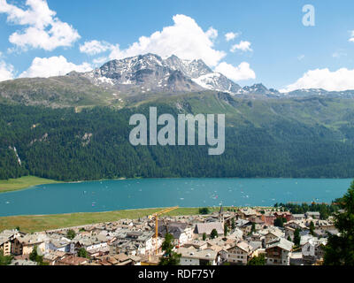 Silvaplana, Schweiz: Panorama auf den See zwischen den Engadiner Berge Stockfoto