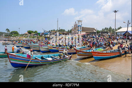 Vizhinjam Beach Fischmarkt, in der Nähe von Kovalam, Kerala, Indien Stockfoto