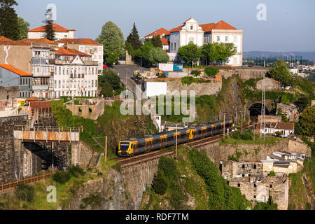 Zug der U-Bahn in der Altstadt von Porto, Portugal. Stockfoto