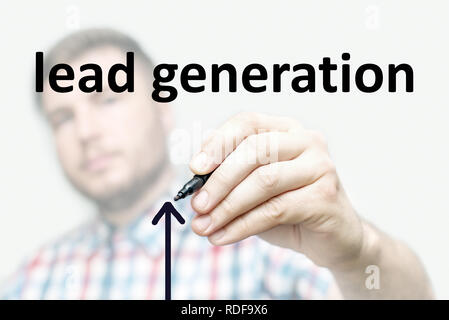 Handzeichnung Lead Generation Business Trichter Konzept auf ein Glas mit einem schwarzen Marker Stockfoto