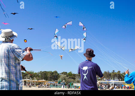 CERVIA, ITALIEN, APRIL 2018: Viele bunte Drachen in verschiedenen Formen in Cervia international kite Festival 2018 Artevento, pinarella Strand entfernt. Stockfoto