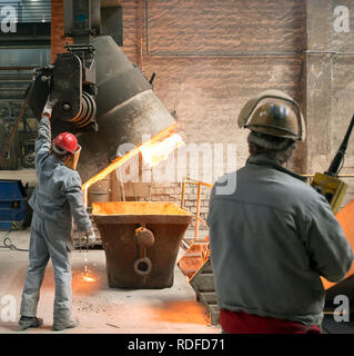 Berlin, Deutschland - 18 April 2013: Produktion von Metallkomponenten in einer Gießerei - Gruppe der Arbeitnehmer Stockfoto