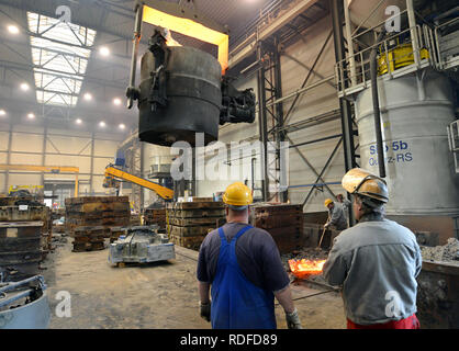 Berlin, Deutschland - 18 April 2013: Produktion von Metallkomponenten in einer Gießerei - Gruppe der Arbeitnehmer Stockfoto