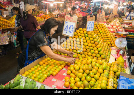 Thai Orangen am Khlong Toey Marktes in Khlong Toey in Bangkok in Thailand in Südostasien. Thailand, Bangkok, November 2018 Stockfoto