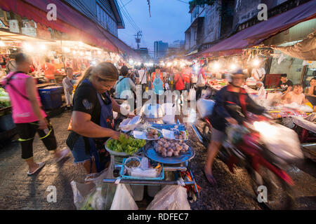 Die Leute an der Lebensmittelmarkt an der Khlong Toey Marktes in Khlong Toey in Bangkok in Thailand in Südostasien. Thailand, Bangkok, November, Stockfoto