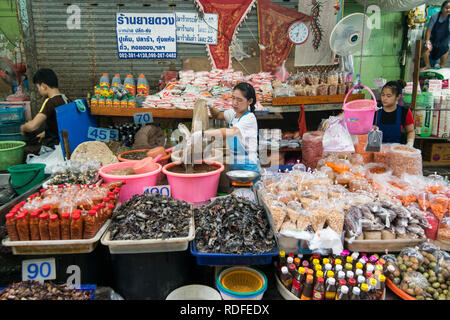 Die Leute an der Lebensmittelmarkt an der Khlong Toey Marktes in Khlong Toey in Bangkok in Thailand in Südostasien. Thailand, Bangkok, November, Stockfoto