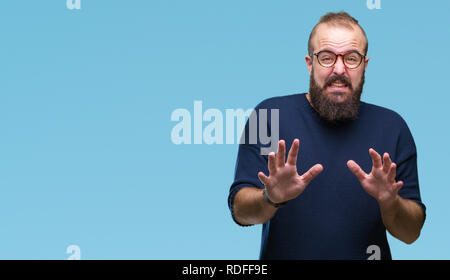 Junge kaukasier hipster Mann mit Sonnenbrille über isolierte Hintergrund angewiderten Ausdruck, unzufrieden und ängstlich, Ekel, weil aversi Stockfoto