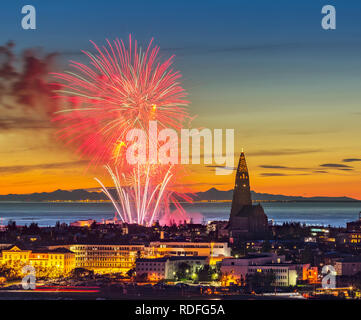 Feuerwerk, Kirche Hallgrimskirkja, Reykjavik, Island. Menningarnott Sommer Festival. Stockfoto