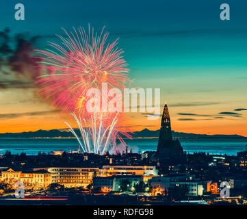 Feuerwerk, Kirche Hallgrimskirkja, Reykjavik, Island. Menningarnott Sommer Festival. Stockfoto