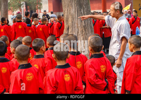 Dengfeng, China - Oktober 16, 2018: Schüler der Kampfkünste Schulen freuen sich auf, wo ihre Lehrer nicht angezeigt wird. Shaolin Tempel. Stockfoto