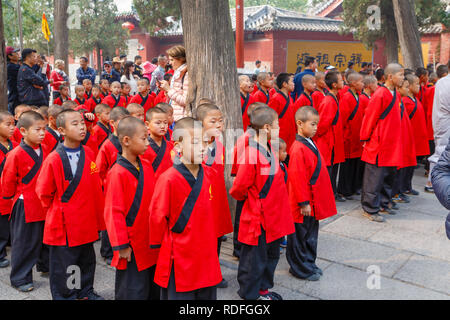 Dengfeng, China - Oktober 16, 2018: Schüler der Martial Arts School sind auf dem Platz in der Nähe des Shaolin Tempel. Stockfoto