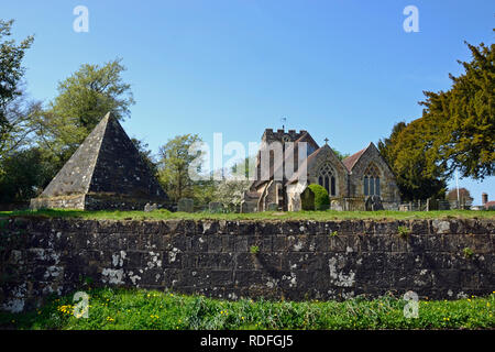 Jack Fuller Pyramide ist eine 25 Fuß hohe mausoleum in 1811 gebaut. Es steht auf dem Friedhof von St. Thomas à Becket, Brightling, East Sussex Stockfoto