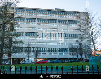 Linkskalender anzeigen Haus, 1960er Jahre Rat für den sozialen Wohnungsbau Beton Hochhaus, Leith, Edinburgh, Schottland, Großbritannien Stockfoto