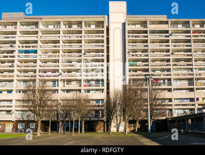 Linkskalender anzeigen Haus, 1960er Jahre Rat für den sozialen Wohnungsbau Beton Hochhaus, Leith, Edinburgh, Schottland, Großbritannien Stockfoto