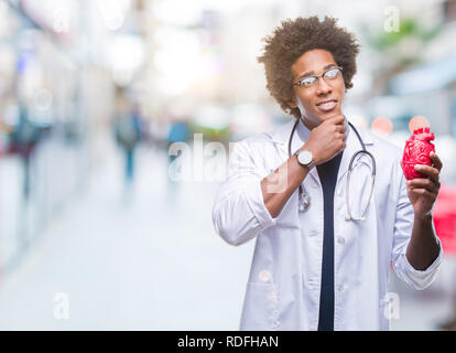 Afro-amerikanische Kardiologe Arzt Mann über isolierte Hintergrund ernstes Gesicht denken über Frage, sehr verworrene Vorstellung Stockfoto