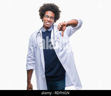 Afro-amerikanische Arzt Mann über isolierte Hintergrund unzufrieden und wütend, Ablehnung und negativ mit Daumen nach unten Geste. Schlechter Ausdruck. Stockfoto