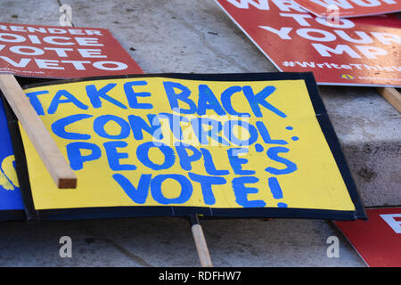 Brexit protest Plakate für ein zweites Referendum warten, von Demonstranten außerhalb des britischen Parlaments in London, UK verwendet werden. Jan 17 2019 Stockfoto