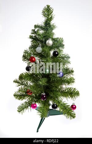 Grün Kunststoff Weihnachtsbaum, zusammenklappbar, mit Weihnachten Dekoration Stockfoto