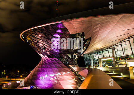 BMW Welt München bei Nacht Stockfoto