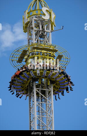 Free Fall Tower Freude Fahrt auf dem Oktoberfest Stockfoto