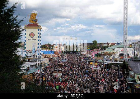 Masse der Leute auf dem Münchner Oktoberfest Stockfoto