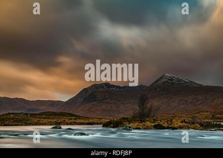 Fluss Ba mit Gipfeln von meall ein 'Bhüiridh und Clach Leathad im Hintergrund und dramatische Wolken, Glen Coe Stockfoto