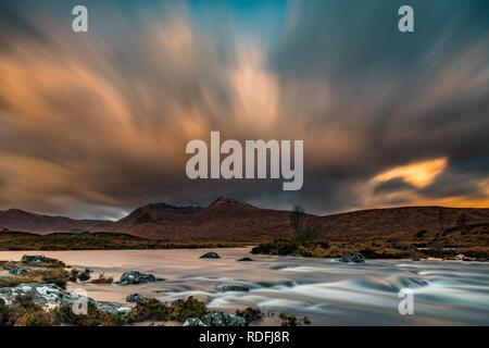 Fluss Ba mit Gipfeln von meall ein 'Bhüiridh und Clach Leathad im Hintergrund und dramatische Wolken, Glen Coe Stockfoto