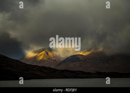 Fluss Ba mit Gipfeln von meall ein 'Bhüiridh und Clach Leathad im Hintergrund und dramatische Wolken, Glen Coe Stockfoto