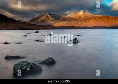 Fluss Ba mit Gipfeln von meall ein 'Bhüiridh und Clach Leathad im Hintergrund und dramatische Wolken, Glen Coe Stockfoto