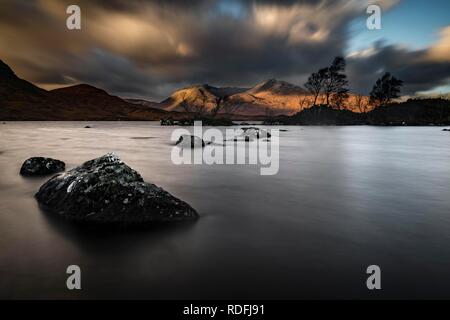 Fluss Ba mit Gipfeln von meall ein 'Bhüiridh und Clach Leathad im Hintergrund und dramatische Wolken, Glen Coe Stockfoto