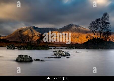 Fluss Ba mit Gipfeln von meall ein 'Bhüiridh und Clach Leathad im Hintergrund und dramatische Wolken, Glen Coe Stockfoto