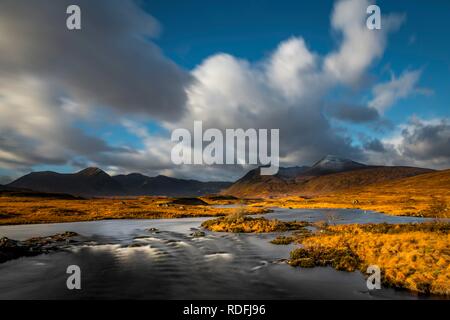 Fluss Ba mit Gipfeln von meall ein 'Bhüiridh und Clach Leathad im Hintergrund und dramatische Wolken, Glen Coe Stockfoto