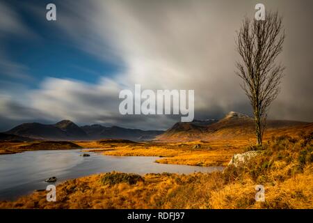 Fluss Ba mit Gipfeln von meall ein 'Bhüiridh und Clach Leathad im Hintergrund und dramatische Wolken, Glen Coe Stockfoto