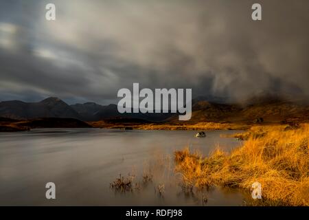 Fluss Ba mit Gipfeln von meall ein 'Bhüiridh und Clach Leathad im Hintergrund und dramatische Wolken, Glen Coe Stockfoto