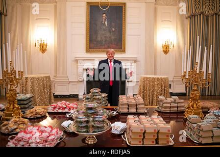 Us-Präsident Donald Trump steht hinter einem Spread von Fast Food, die er für die Feier für das NCAA College Football National Champion Clemson Tiger 2018 im Speisesaal des Weißen Hauses Januar 14, 2019, Washington, DC gekauft. Aufgrund der Beschränkungen aus dem teilweisen Regierung Abschaltung, der Präsident haben eine Auswahl an Fast Food von Dominos, McDonalds, Wendys und Burger King. Stockfoto