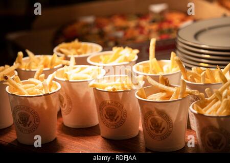 Weiße Haus Pappbecher mit Fast Food, Pommes frites gefüllt sind bereit für die Feier für das NCAA College Football National Champion Clemson Tiger 2018 im Speisesaal des Weißen Hauses Januar 14, 2019 in Washington, DC. Aufgrund der Beschränkungen aus dem teilweisen Regierung Abschaltung, der Präsident haben eine Auswahl an Fast Food von Dominos, McDonalds und Burger King, Wendys, den Spielern zu dienen. Stockfoto