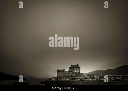 Eilean Donan Castle in den Vordergrund mit Loch Duich in den Hintergrund, die West Highlands, Schottland, Vereinigtes Königreich Stockfoto