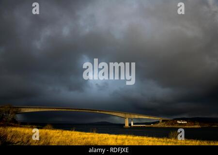 Sky Brücke über den Kyle Akin in dramatischen Licht, Kyle von Lochalsh, Isle of Skye, Schottland, Vereinigtes Königreich Stockfoto