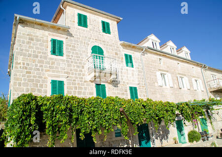 Traditionelles Steinhaus in Rose Village, Bucht von Kotor, Bucht von Kotor, Montenegro Stockfoto