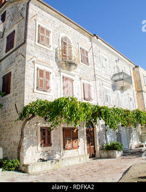 Traditionelles Steinhaus in Rose Village, Bucht von Kotor, Bucht von Kotor, Montenegro Stockfoto