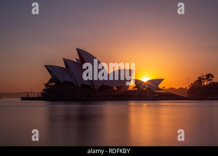 Sydney, Australien - 6. Januar 2019: Sydney Opera House bei Sonnenaufgang. Dieses Gebäude ist eines der bekanntesten und markante Gebäude des 20. Jahrhunderts. Stockfoto