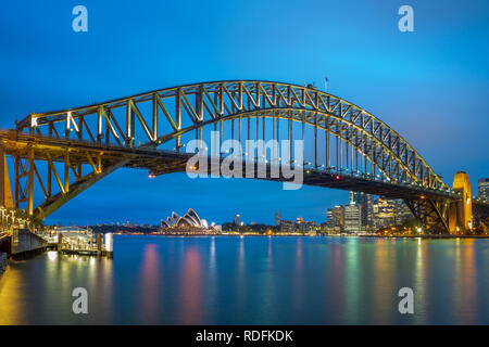 Nachtansicht von Sydney mit Sydney Harbour Bridge Stockfoto