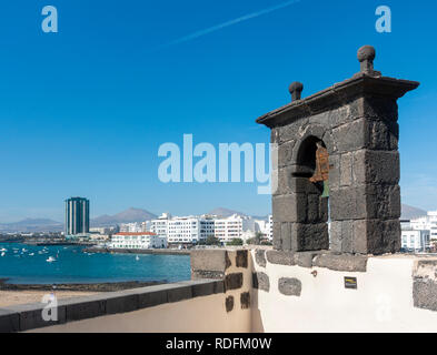 Kanonen außerhalb von San Gabriel schloss Geschichte Museum in Arrecife auf Lanzarote, Kanarische Inseln, Spanien Stockfoto