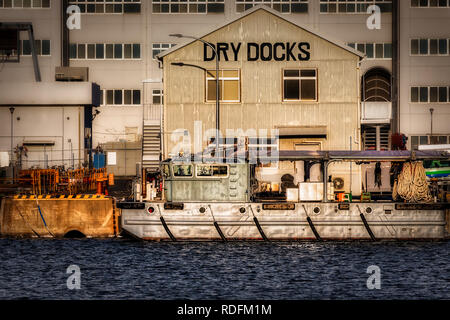 Ein kleines Boot sitzt an einem Dock in Yokosuka, Japan. Stockfoto