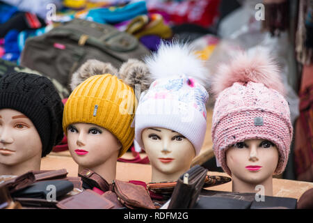 Mannequin Heads mit wolligen Mützen am Wiener Naschmarkt Linke Wienzeile Flohmarkt Antikmarkt. Österreich. Stockfoto