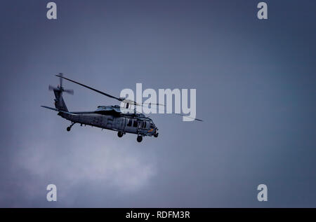 Ein Hubschrauber landen wie die Sonne untergeht, in der Nähe von San Diego, CA. Stockfoto