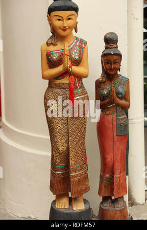 Zwei handgefertigten Statuetten in der chinesischen Tradition, in Chinatown von Singapur als Kunst und Handwerk Andenken an die vielen Besucher und ausländische Touristen. Stockfoto